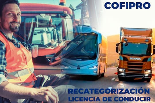 persona manejando que recategorizó su brevete