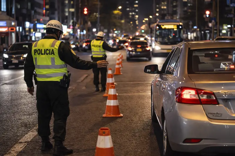 control policial de tránsito en carretera verificando cumplimiento de normas de circulación
